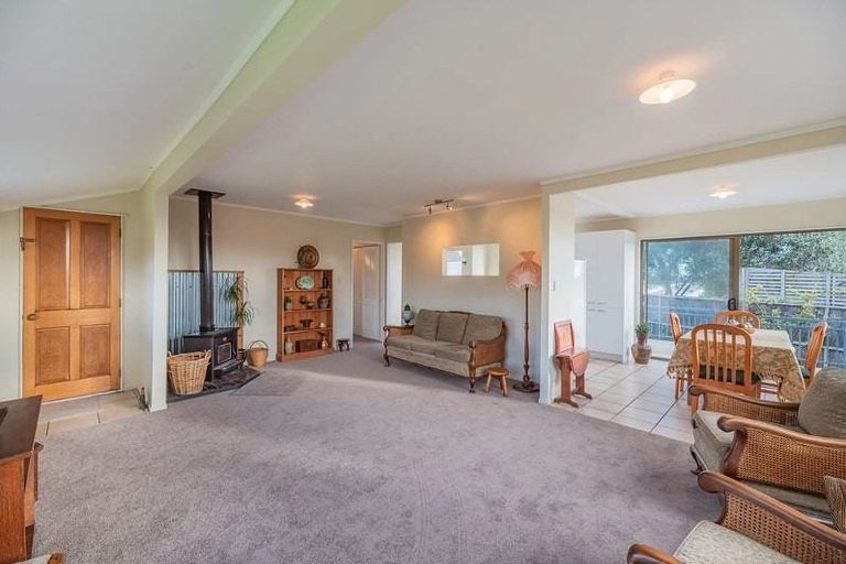 Photo of property in 13 Freyberg Crescent, Waikanae Beach, Waikanae, 5036