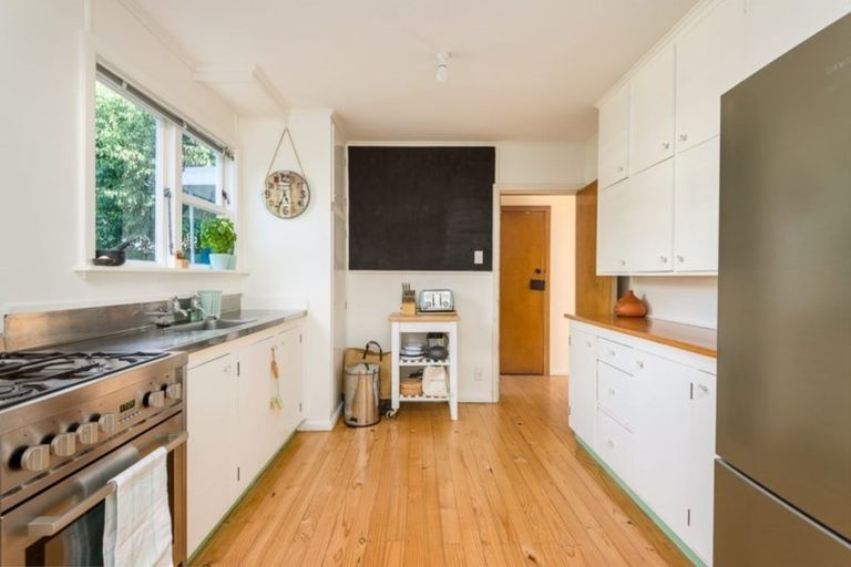 Photo of property in 37 Kowhai Terrace, Saint Martins, Christchurch, 8022