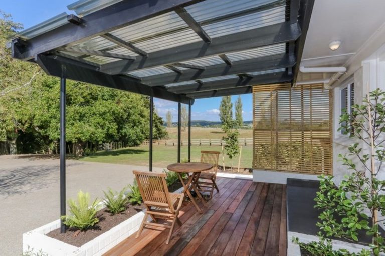 Photo of property in 21 Bush Road, Waiatarua, Auckland, 0604