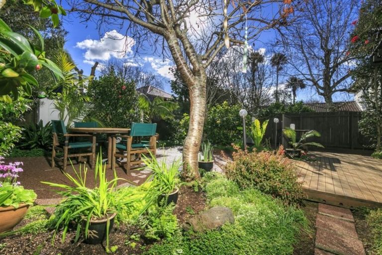 Photo of property in 2/4 Frater Avenue, Milford, Auckland, 0620