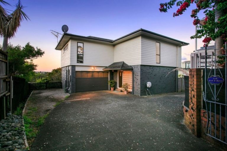 Photo of property in 2/14 Ridge Road, Waiake, Auckland, 0630