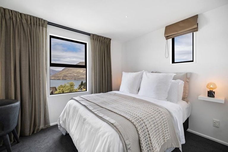 Photo of property in 13 Caples Place, Fernhill, Queenstown, 9300
