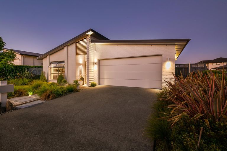 Photo of property in 17 Gelderland Way, Karaka, Papakura, 2113