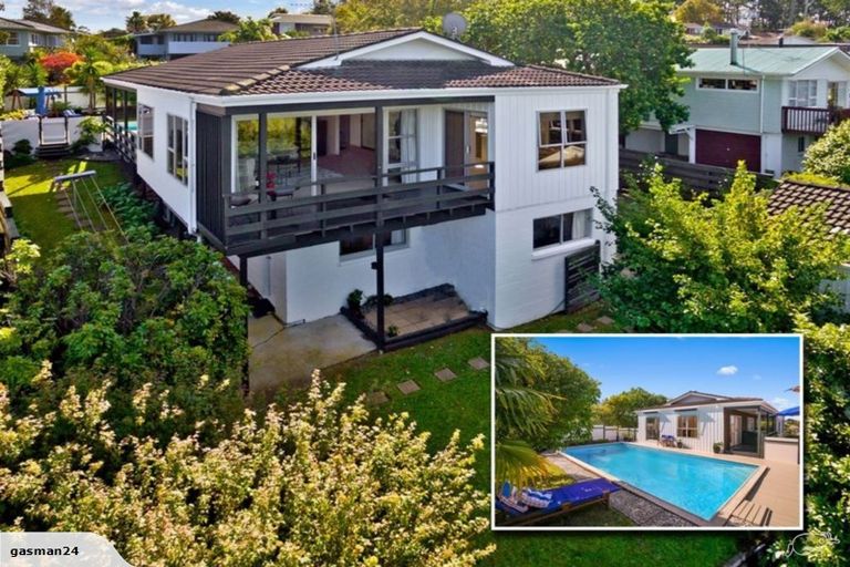 Photo of property in 15 Ravenwood Drive, Forrest Hill, Auckland, 0620