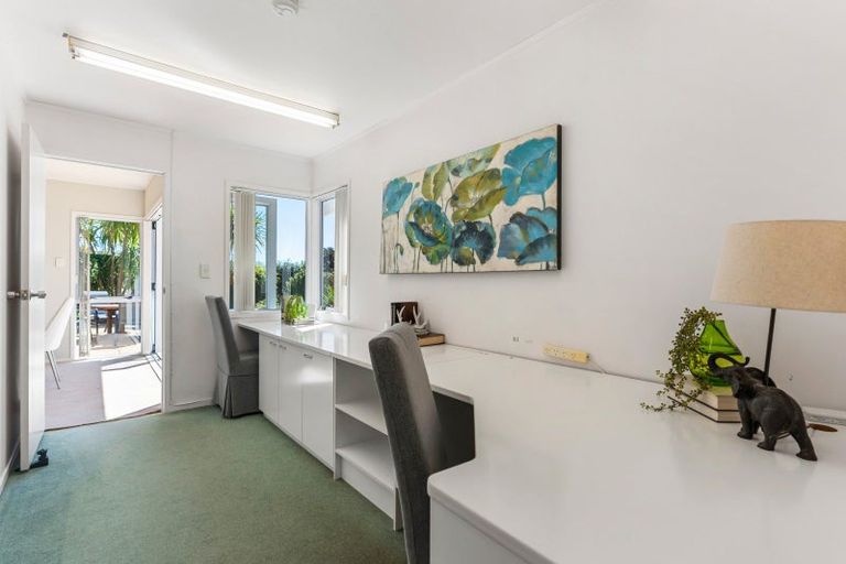 Photo of property in 15 Pickwick Parade, Mellons Bay, Auckland, 2014