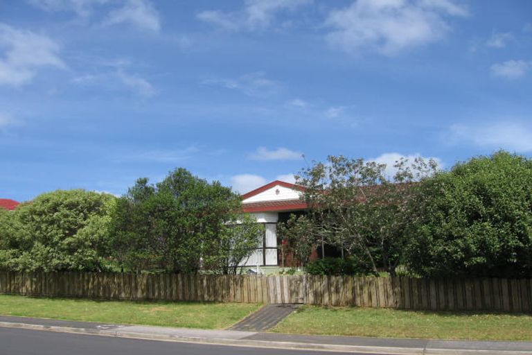 Photo of property in 16 Landsberg Way, Windsor Park, Auckland, 0632