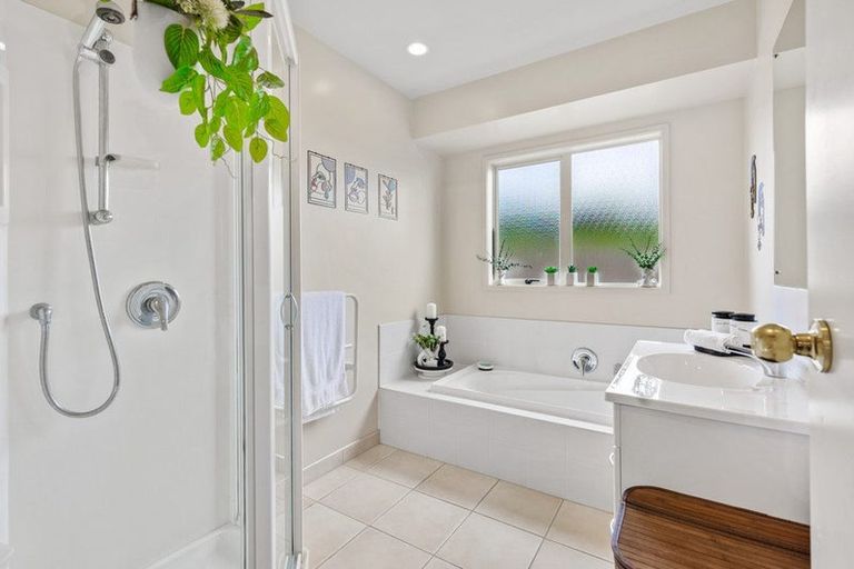 Photo of property in 8 Toledo Avenue, Henderson, Auckland, 0612