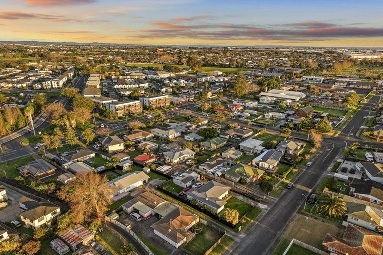 Photo of property in 37 Mckenzie Road, Mangere Bridge, Auckland, 2022