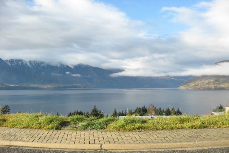 Photo of property in 8 Matakauri Place, Fernhill, Queenstown, 9300