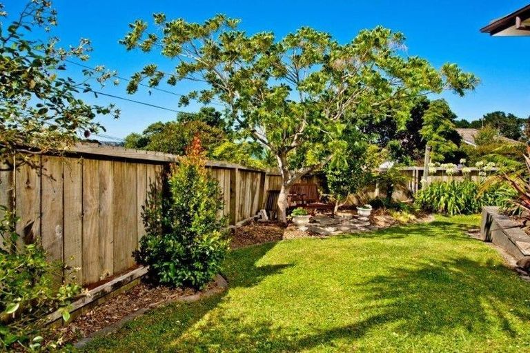 Photo of property in 1/5 Pullum Street, Birkenhead, Auckland, 0626