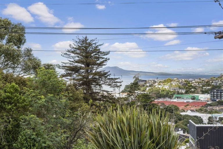 Photo of property in 1/76 Woodlands Crescent, Browns Bay, Auckland, 0630