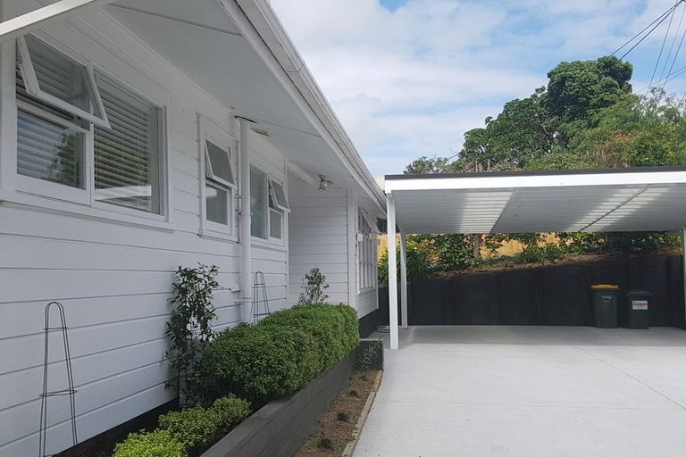 Photo of property in 8 Peter Terrace, Castor Bay, Auckland, 0620
