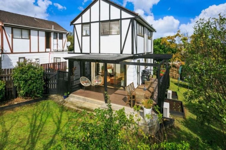 Photo of property in 2/7 Wilkinson Way, Browns Bay, Auckland, 0630