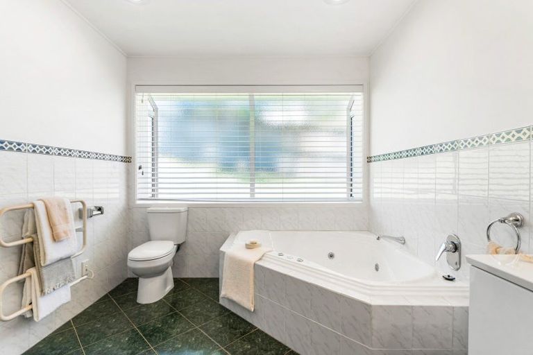 Photo of property in 15 Pickwick Parade, Mellons Bay, Auckland, 2014