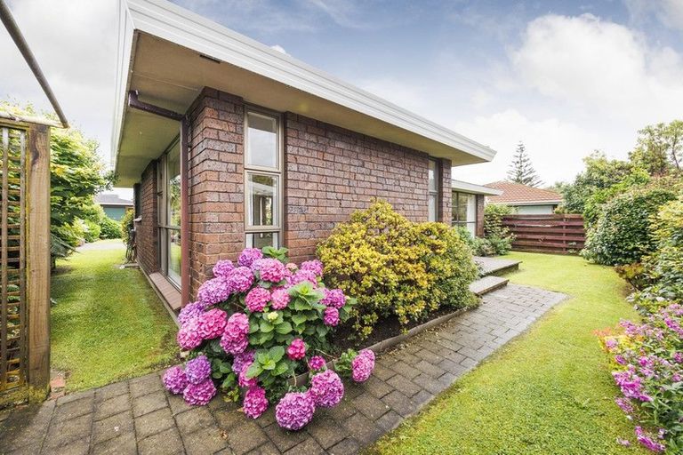 Photo of property in 2 Huhana Court, Hokowhitu, Palmerston North, 4410