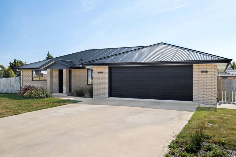 Photo of property in 11 Mallard Drive, Waihola, Outram, 9073