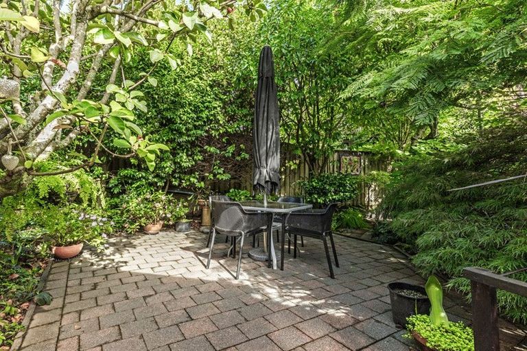 Photo of property in 2/12 Wanita Place, Totara Vale, Auckland, 0629