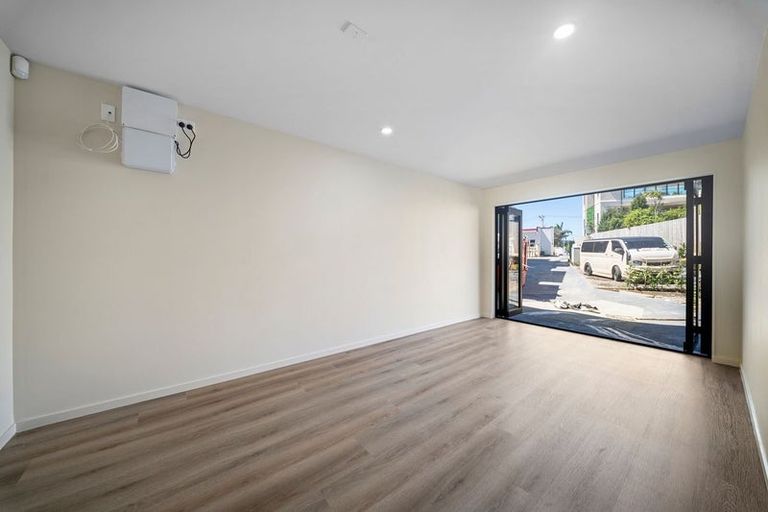 Photo of property in 9/2 Nikau Street, New Lynn, Auckland, 0600