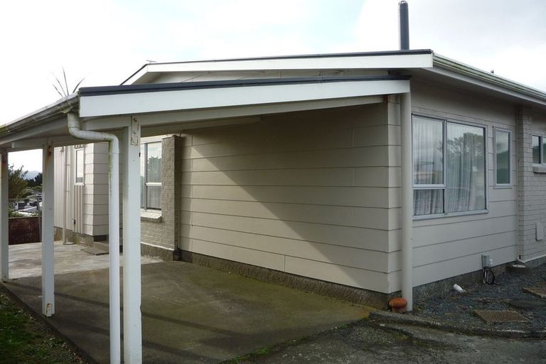 Photo of property in 15a Bayswater Place, Newlands, Wellington, 6037