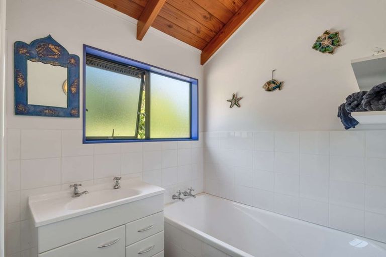 Photo of property in 11 North Way, Titirangi, Auckland, 0604