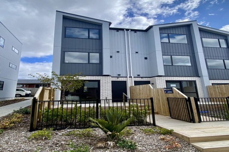 Photo of property in 15 Paetai Lane, Te Atatu Peninsula, 0610