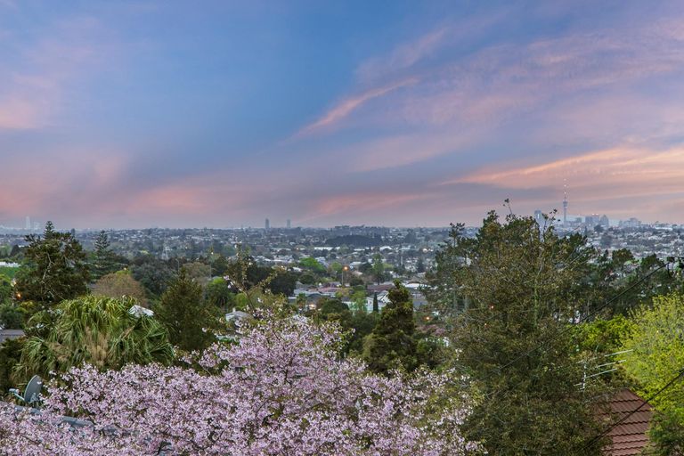 Photo of property in 1a Eastglen Road, Glen Eden, Auckland, 0602