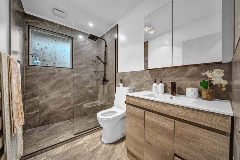 Photo of property in 9 Serwayne Place, Sunnyvale, Auckland, 0612