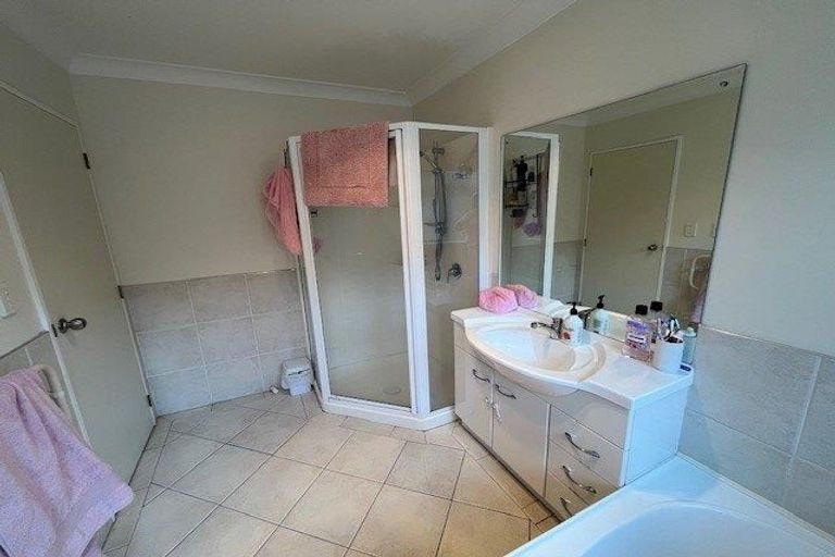 Photo of property in 28 Craigavon Drive, East Tamaki, Auckland, 2013