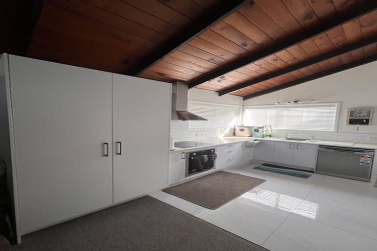 Photo of property in 1/307 Wairau Road, Totara Vale, Auckland, 0627