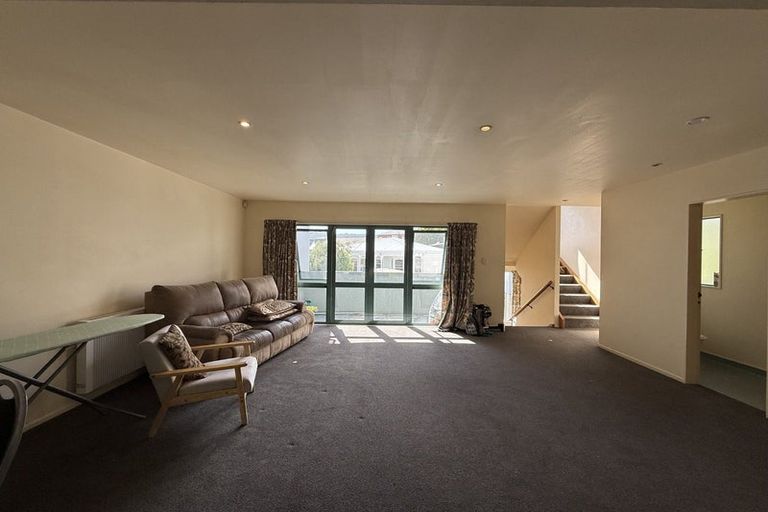 Photo of property in 5 Oak Grove, Mount Cook, Wellington, 6011