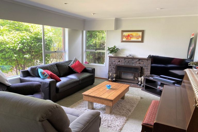 Photo of property in 44 Easton Park Parade, Glenfield, Auckland, 0629