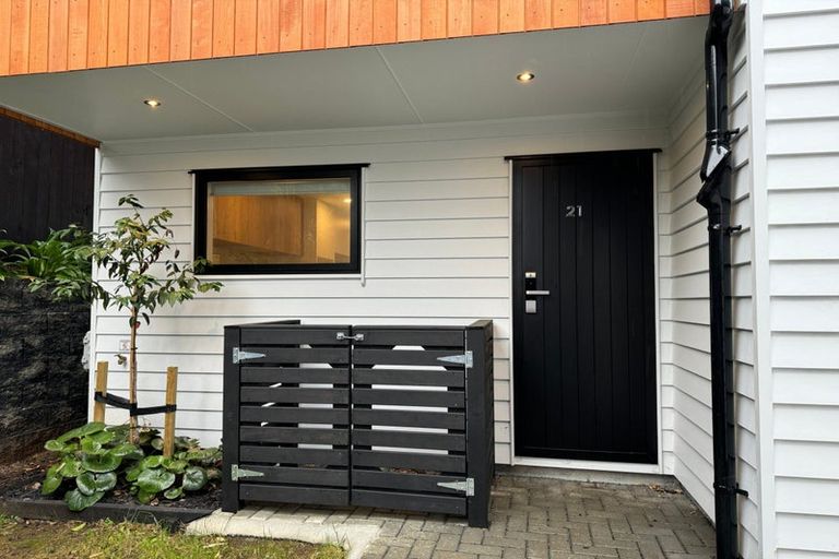 Photo of property in 21 Windy Ridge Road, Glenfield, Auckland, 0629