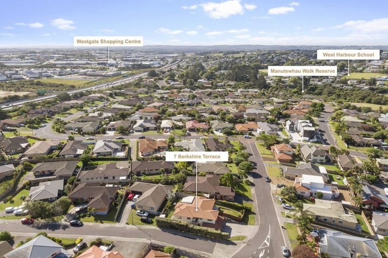 Photo of property in 7 Berkshire Terrace, Massey, Auckland, 0614