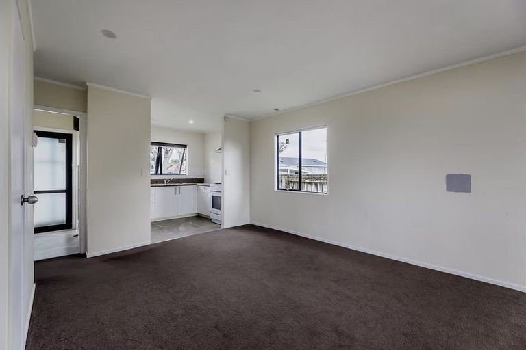 Photo of property in 17 Dungarvon Place, Clendon Park, Auckland, 2103