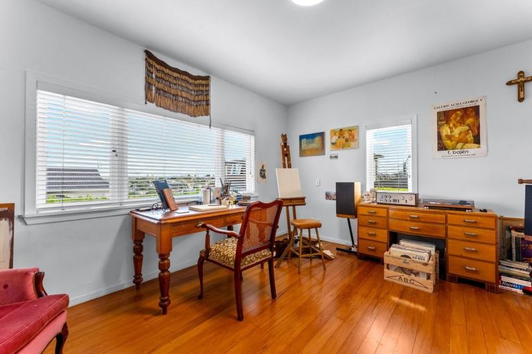 Photo of property in 15 Seaview Road, Castor Bay, Auckland, 0620