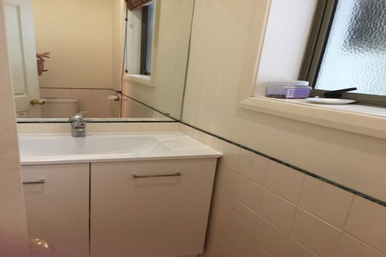 Photo of property in 19 Oakford Park Crescent, Greenhithe, Auckland, 0632