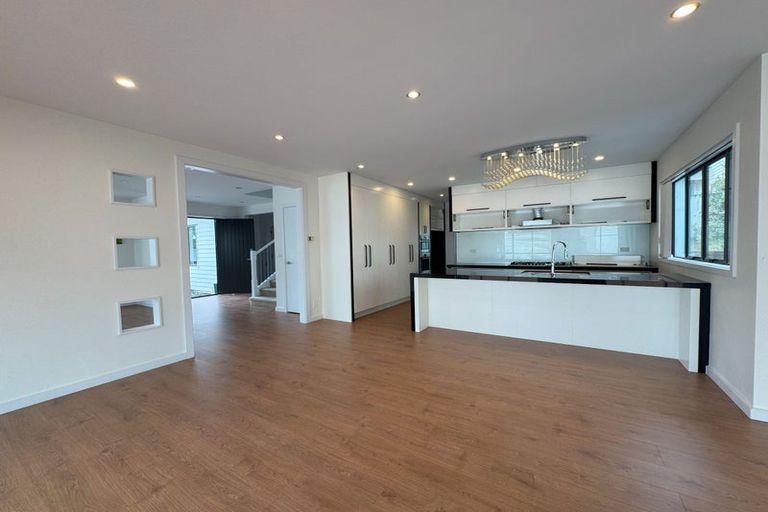 Photo of property in 77 Masons Road, Oteha, Auckland, 0632