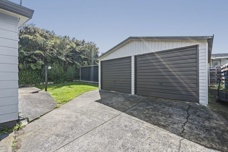 Photo of property in 118 Riversdale Drive, Merrilands, New Plymouth, 4312