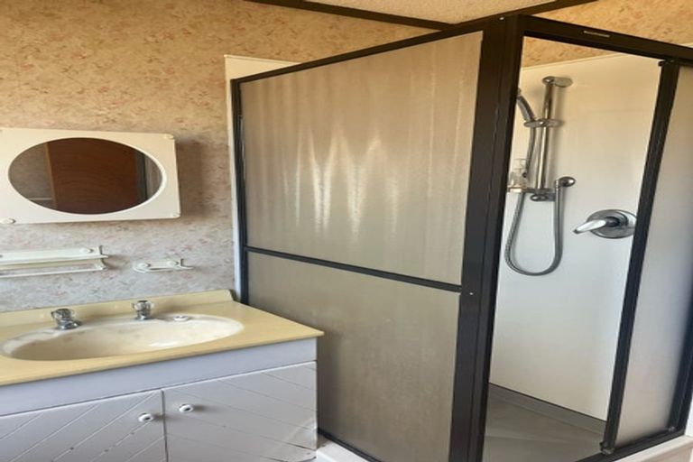 Photo of property in 2/21 Norcross Avenue, Henderson, Auckland, 0612