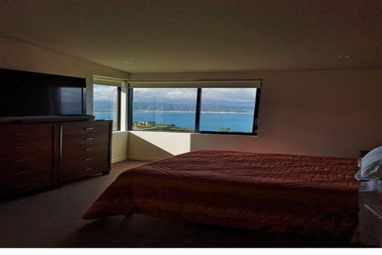 Photo of property in 16 Dungarvan Road, Newlands, Wellington, 6037