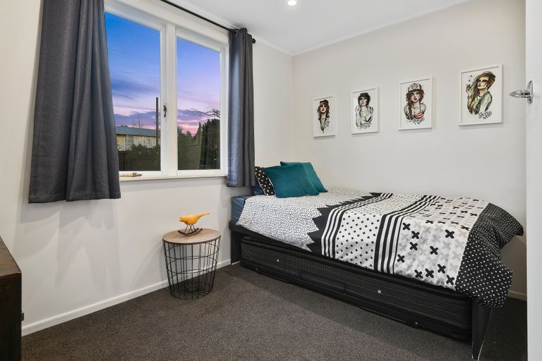 Photo of property in 10 Cobham Crescent, Kelston, Auckland, 0602