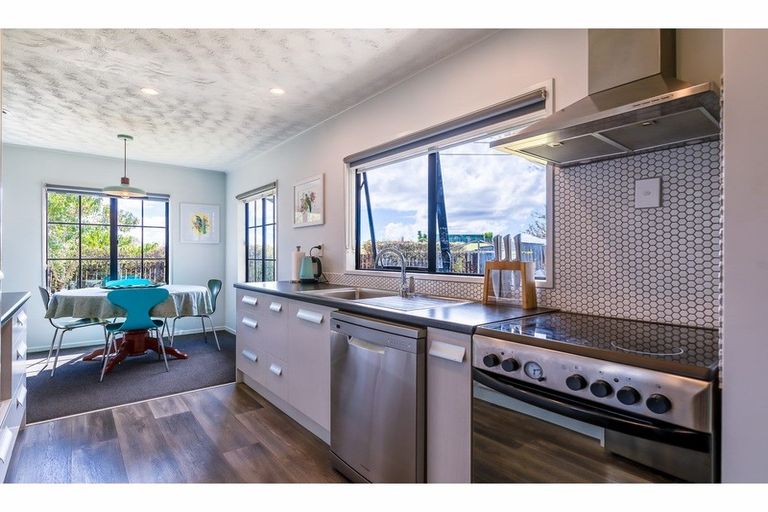 Photo of property in 7 Imperial Place, Henderson, Auckland, 0612