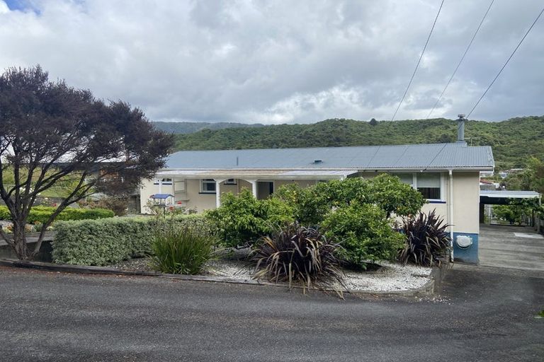 Photo of property in 100 Milton Terrace, Picton, 7220