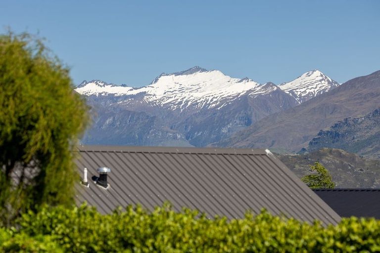Photo of property in 5 Centre Crescent, Wanaka, 9305