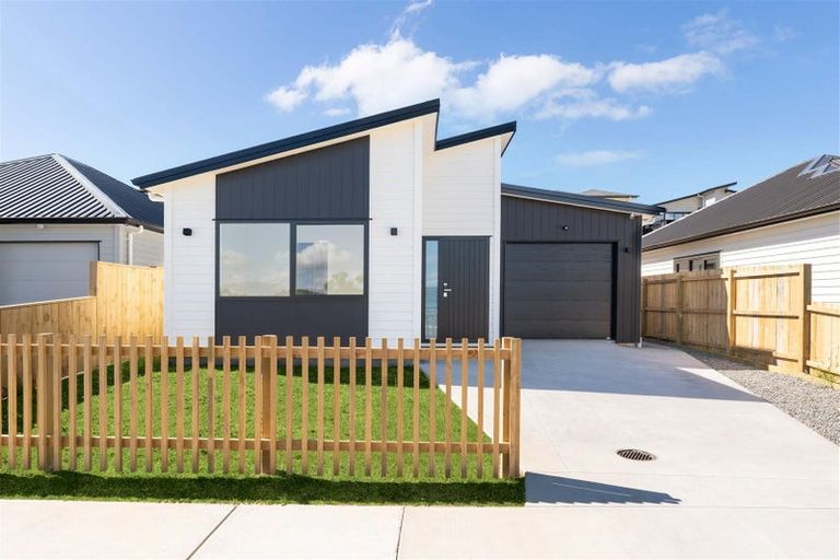 Photo of property in 28 Whakairo Crescent, Gulf Harbour, 0930