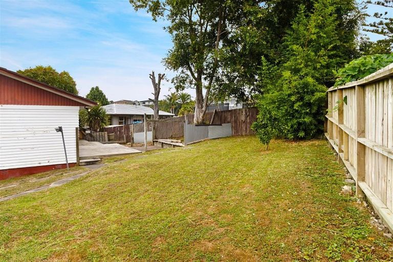 Photo of property in 11 Temuri Place, Glendene, Auckland, 0602