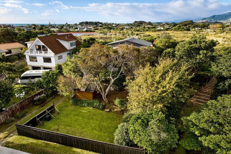 Photo of property in 35 Eruini Street, Waikanae Beach, Waikanae, 5036