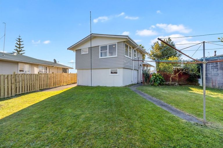 Photo of property in 32 Kirrie Avenue, Te Atatu South, Auckland, 0610