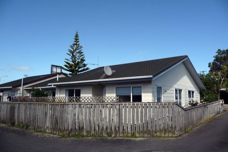 Photo of property in 2/63 Main Road, Titahi Bay, Porirua, 5022