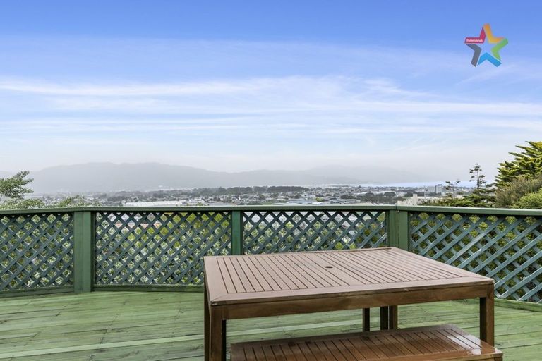 Photo of property in 1/22 Dowse Drive, Maungaraki, Lower Hutt, 5010